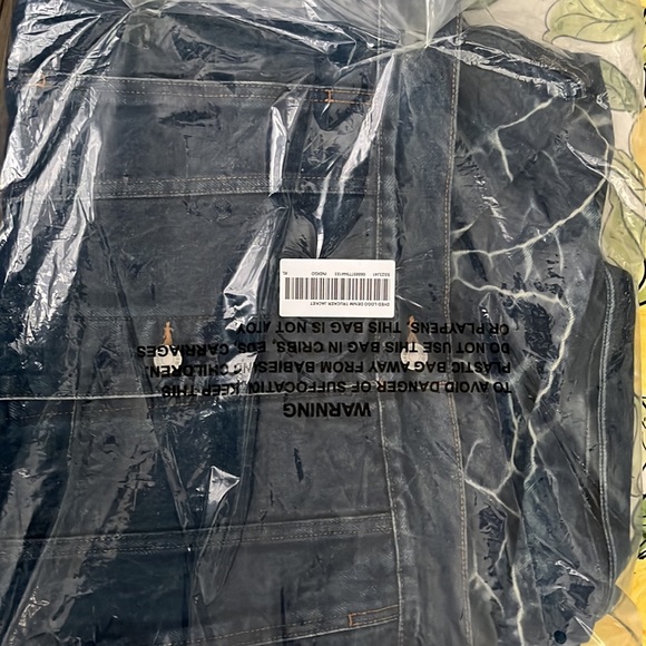 Refreshing the price of this Brand new Supreme Jean Jacket. Never worn! - Picture 4 of 9